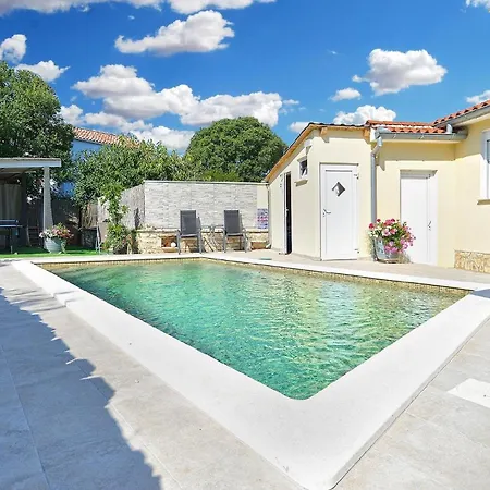 Mit Privatpool Fuer 6 Personen Ca 120 Qm In Paradiz Bei Vodnjan, Istrien Suedkueste Von Istrien Holiday home