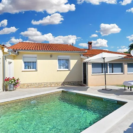 Mit Privatpool Fuer 6 Personen Ca 120 Qm In Paradiz Bei Vodnjan, Istrien Suedkueste Von Istrien * Vodnjan